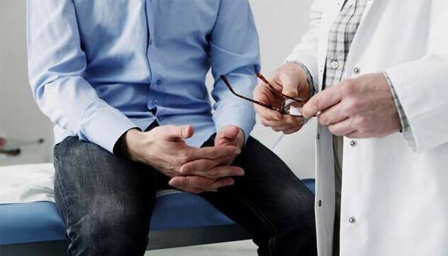 nagbibigay ang doktor ng mga rekomendasyon sa pasyente na may prostatitis